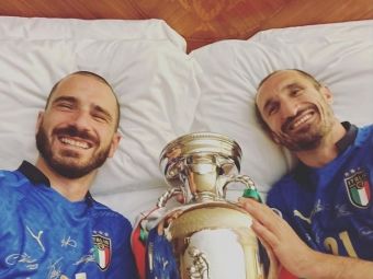 
	Chiellini a dormit cu trofeul Euro 2020 in pat! Bonucci a pazit si el cupa in camera lor de hotel
