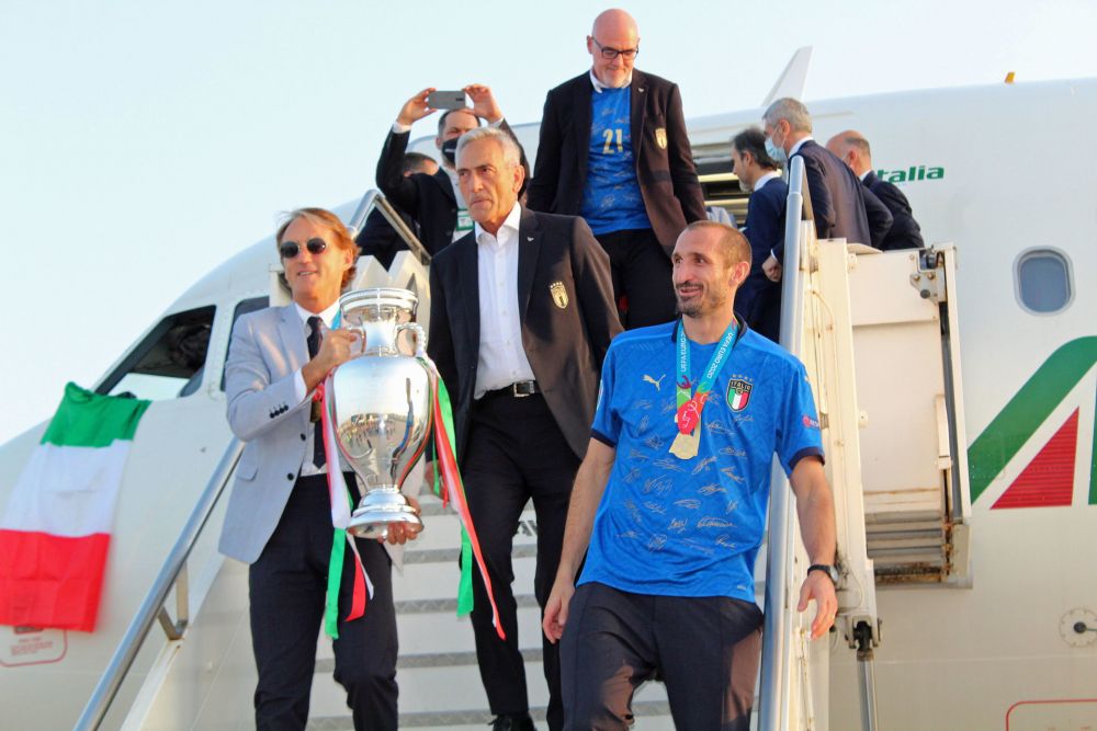 'It is at Rome!'. Trofeul EURO 2020 a ajuns in Italia: Squadra Azzurra a avut parte de o primire impresionanta VIDEO _2