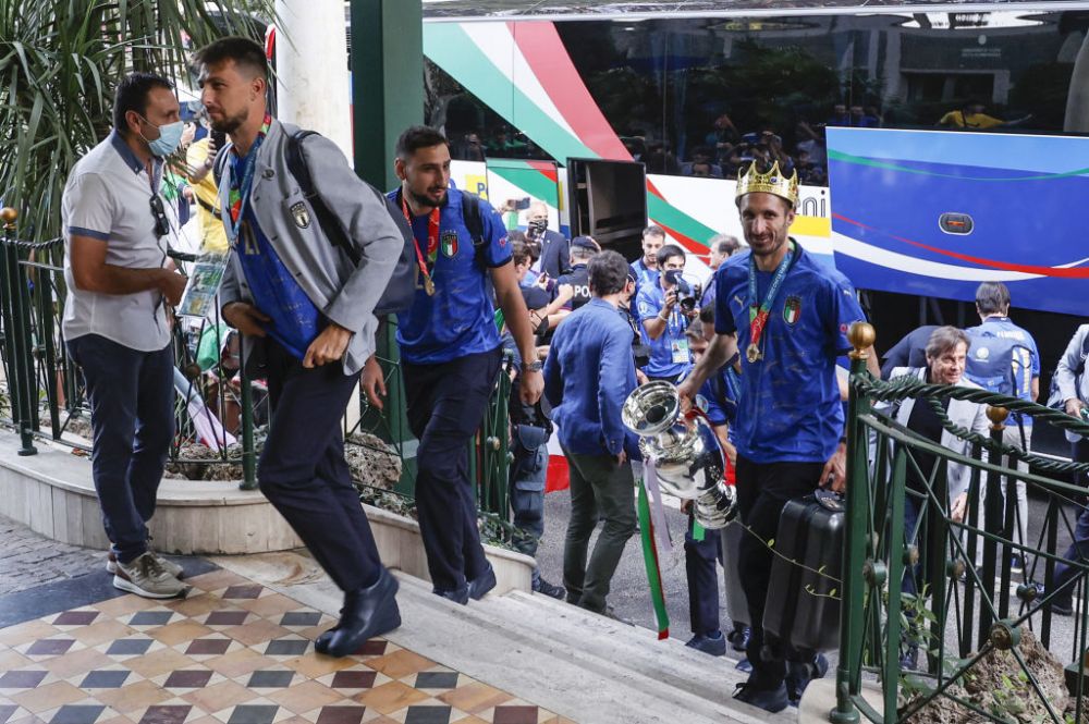 'It is at Rome!'. Trofeul EURO 2020 a ajuns in Italia: Squadra Azzurra a avut parte de o primire impresionanta VIDEO _14