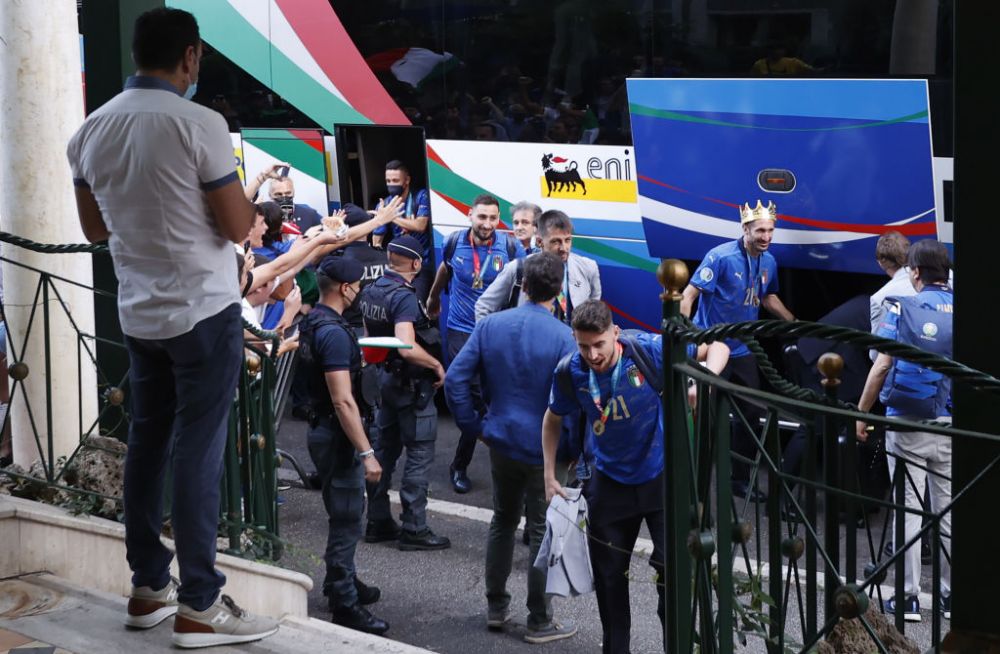 'It is at Rome!'. Trofeul EURO 2020 a ajuns in Italia: Squadra Azzurra a avut parte de o primire impresionanta VIDEO _16