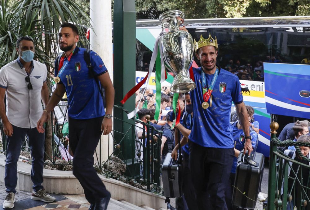 'It is at Rome!'. Trofeul EURO 2020 a ajuns in Italia: Squadra Azzurra a avut parte de o primire impresionanta VIDEO _17