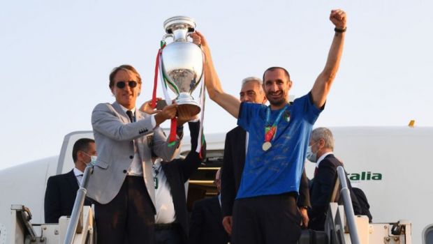 
	&#39;It is at Rome!&#39;. Trofeul EURO 2020 a ajuns in Italia: Squadra Azzurra a avut parte de o primire impresionanta VIDEO&nbsp;
