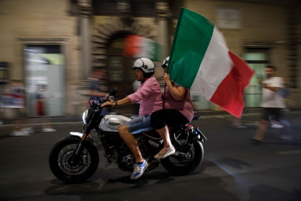 'It is at Rome!'. Trofeul EURO 2020 a ajuns in Italia: Squadra Azzurra a avut parte de o primire impresionanta VIDEO _6