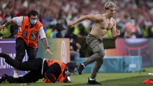 
	Suporterul care a intrat pe teren in finala EURO 2020, o vedeta cunoscuta in Anglia. Ce mesaj a postat pe Twitter dupa gestul facut&nbsp;
