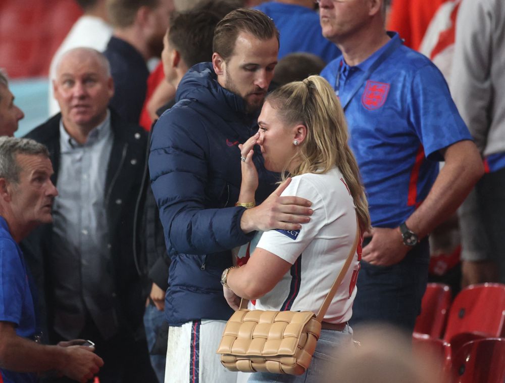Imagini emotionante pe Wembley dupa finala Euro 2020! Harry Kane a urcat in tribune pentru a-si consola sotia_2