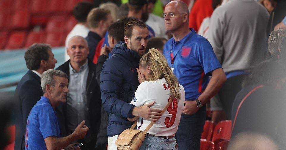 Imagini emotionante pe Wembley dupa finala Euro 2020! Harry Kane a urcat in tribune pentru a-si consola sotia_3