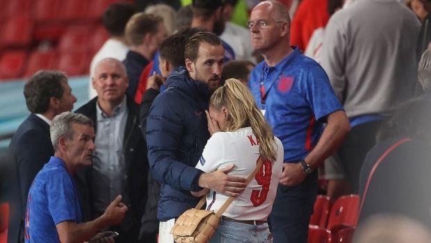 
	Imagini emotionante pe Wembley dupa finala Euro 2020! Harry Kane a urcat in tribune pentru a-si consola sotia
