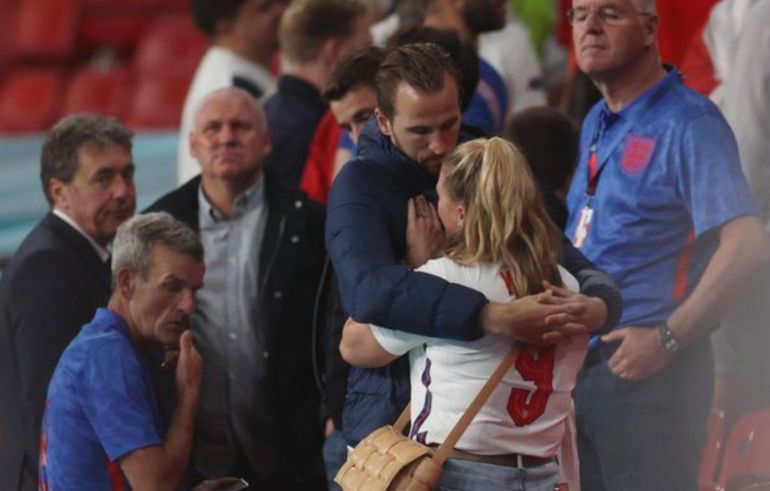 Imagini emotionante pe Wembley dupa finala Euro 2020! Harry Kane a urcat in tribune pentru a-si consola sotia_4