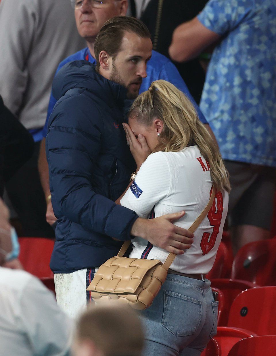 Imagini emotionante pe Wembley dupa finala Euro 2020! Harry Kane a urcat in tribune pentru a-si consola sotia_5