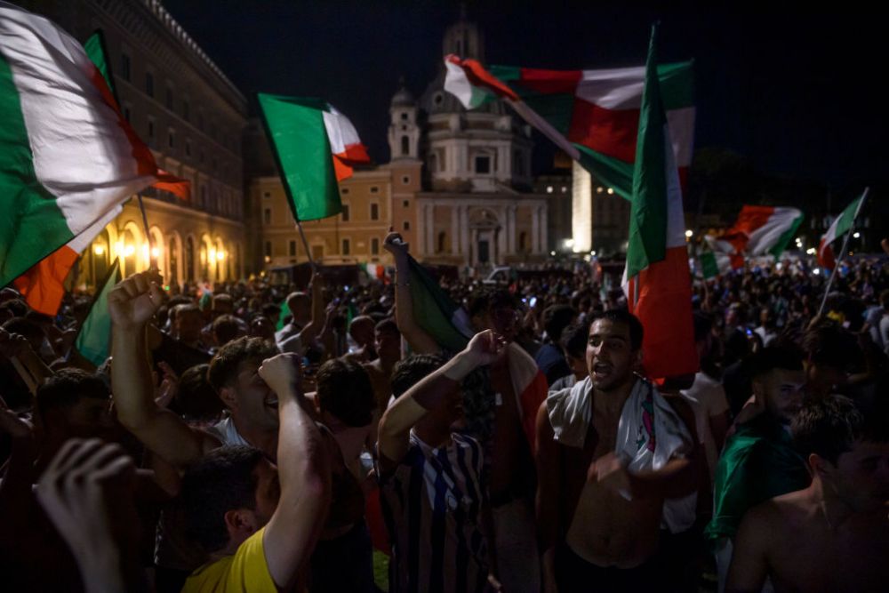 Suporterii englezi si-au pierdut controlul! Au confundat steagul Italiei cu cel al Bulgariei si au atacat Ambasada vecinilor nostri _1