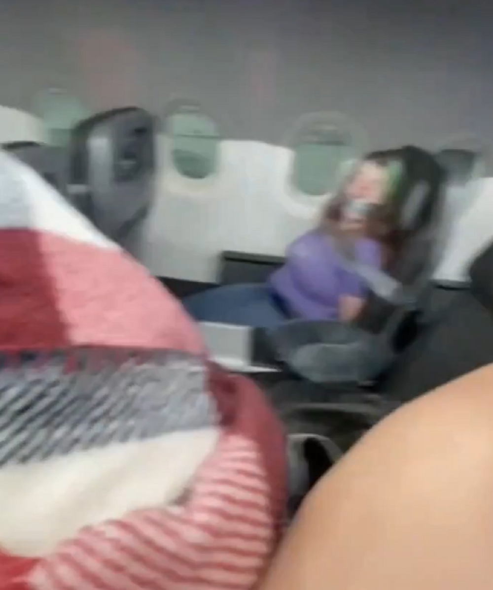 Imagini ireale din avion! O femeie a fost legata cu banda adeziva dupa ce a incercat sa deschida usa aeronavei _3