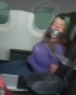 Imagini ireale din avion! O femeie a fost legata cu banda adeziva dupa ce a incercat sa deschida usa aeronavei _2