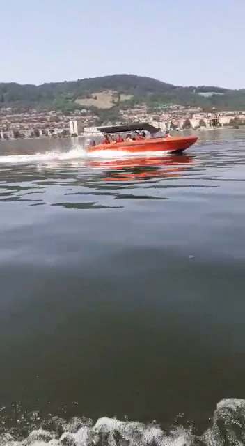 Imagini tulburatoare! Un caiac cu patru sportivi de la CS Orsova, spulberat de o barca plina cu turisti_12