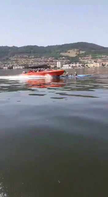 Imagini tulburatoare! Un caiac cu patru sportivi de la CS Orsova, spulberat de o barca plina cu turisti_7