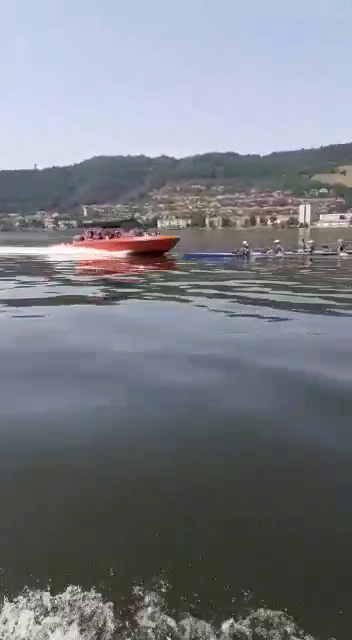 Imagini tulburatoare! Un caiac cu patru sportivi de la CS Orsova, spulberat de o barca plina cu turisti_9