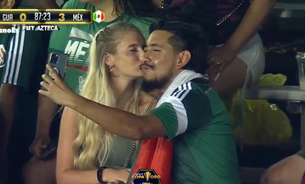 Imaginile care fac inconjurul lumii: si-a dus iubita la meci, iar reactia ei e virala! "Scuze, draga, dar a dat Mexic gol!" :))_2