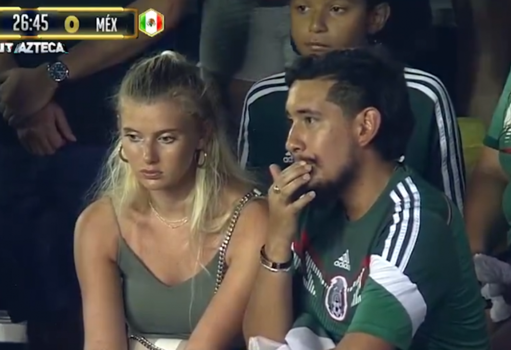 Imaginile care fac inconjurul lumii: si-a dus iubita la meci, iar reactia ei e virala! "Scuze, draga, dar a dat Mexic gol!" :))_3