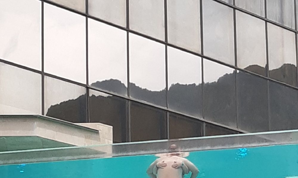 A crezut ca nu vede bine! Un jurnalist a surprins un cuplu in timp ce intretinea relatii intime intr-o piscina prin care se vedea totul! Imagini incredibile_3