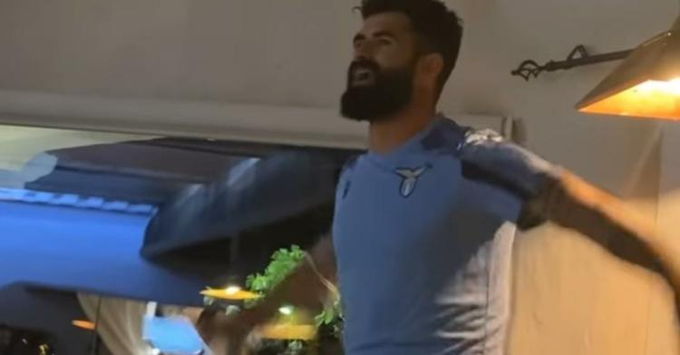 E scandal monstru în Italia! Fotbalistul venit în această vară la Lazio, atacat dur de ultrași după ce a fredonat cântecul rezistenţei antifasciste_3