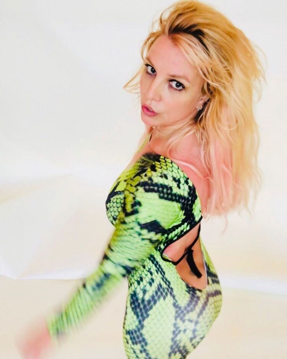 Poza cu care Britney Spears a incendiat internetul! Aflată sub tutela tatălui, cântăreața a renunțat la haine_3