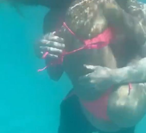 Soția lui Messi a făcut senzație la piscină! Toți s-au uitat la slipul minuscul purtat la piscină_4