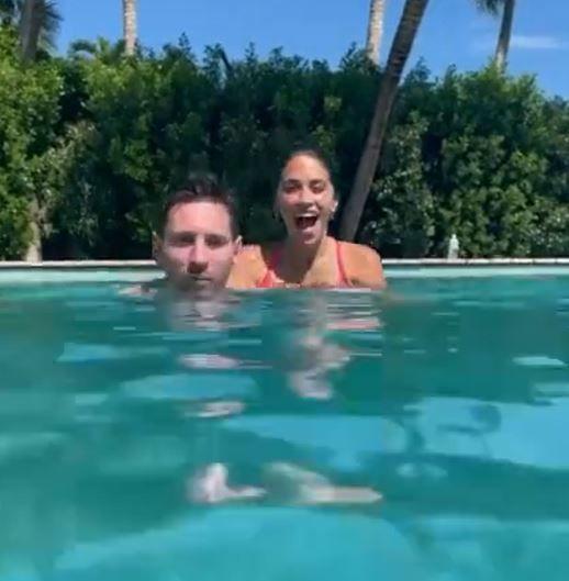 Soția lui Messi a făcut senzație la piscină! Toți s-au uitat la slipul minuscul purtat la piscină_7