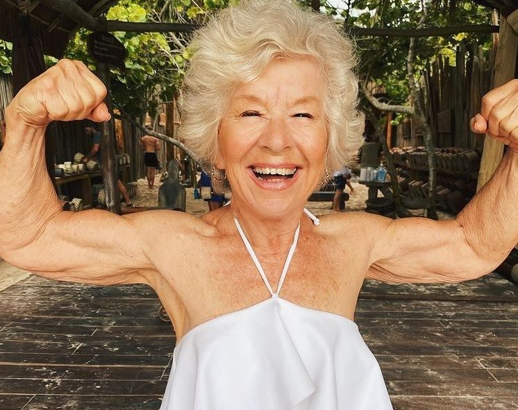 O bunicuță e influencer pe internet! E o cunoscută instructoare de fitness, la aproape 75 de ani_11