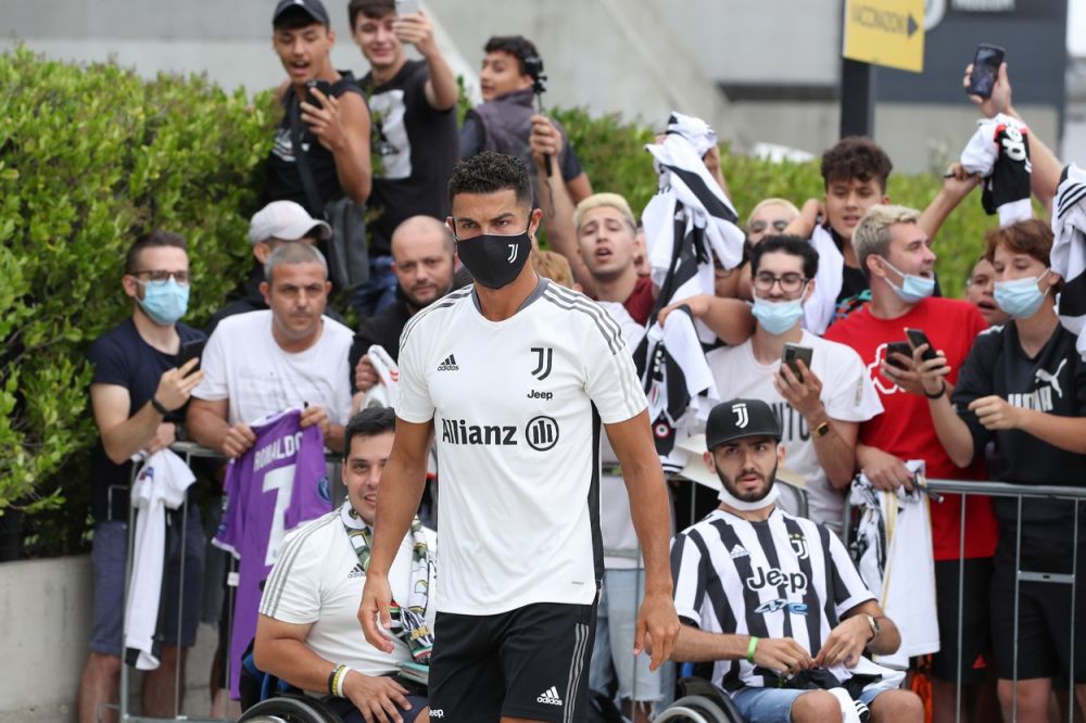 Cristiano Ronaldo, așteptat de suporteri la baza de pregătire a lui Juventus. Situația portughezului e încă incertă _1