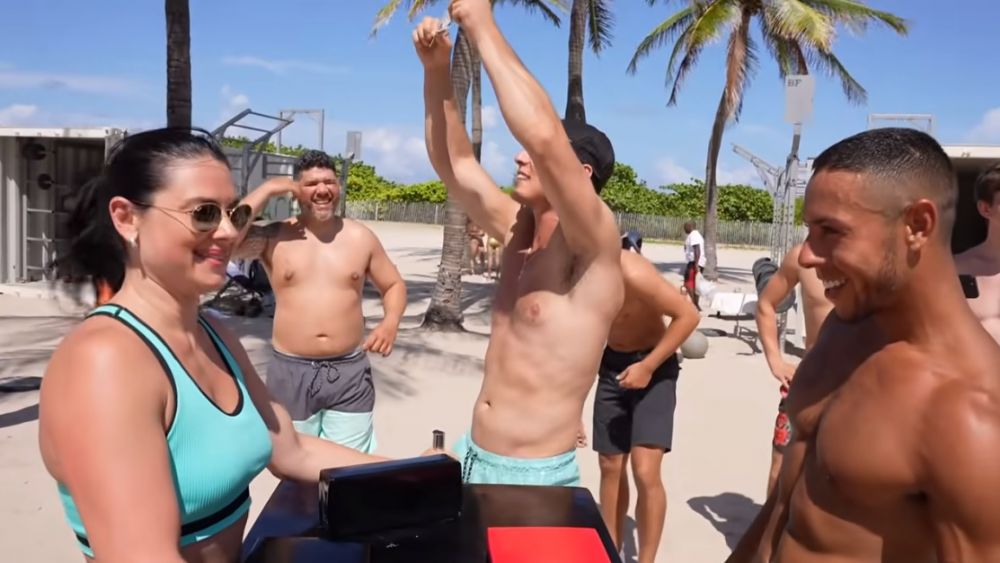 Campioană mondială de 13 ori la armwrestling, o femeie din Rusia i-a umilit pe bărbații din Miami_1