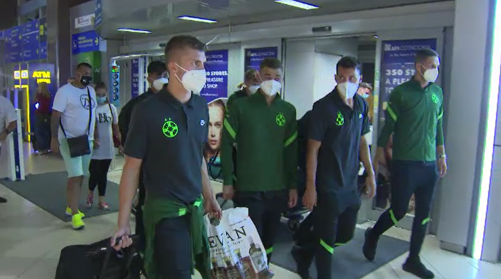 VIDEO | FCSB s-a întors în țară. Imagini de pe aeroport cu elevii lui Todoran după eliminarea din cupele europene _1