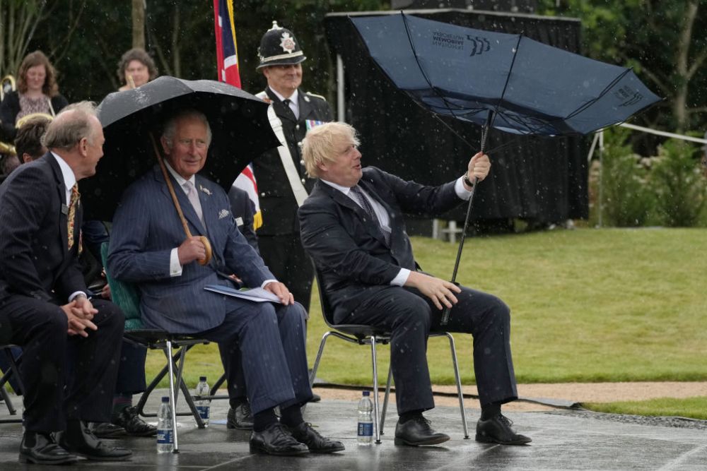 Boris Johnson 0, umbrela 1! :)) Imaginile momentul cu prim-ministrul Marii Britanii! O umbrelă i-a dat bătăi de cap _1