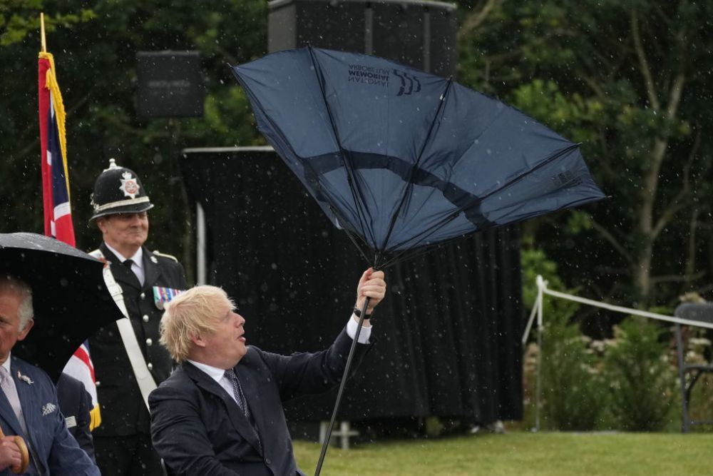 Boris Johnson 0, umbrela 1! :)) Imaginile momentul cu prim-ministrul Marii Britanii! O umbrelă i-a dat bătăi de cap _2