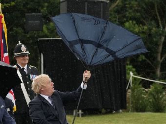 
	Boris Johnson 0, umbrela 1! :)) Imaginile momentul cu prim-ministrul Marii Britanii! O umbrelă i-a dat bătăi de cap&nbsp;
