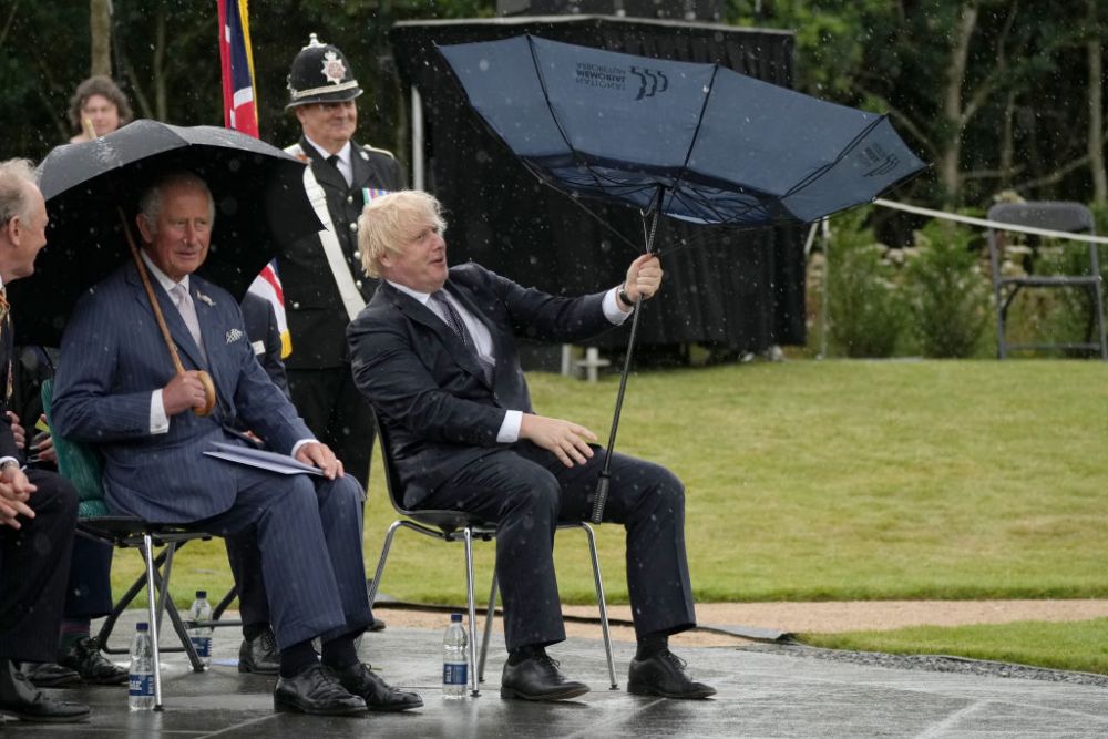 Boris Johnson 0, umbrela 1! :)) Imaginile momentul cu prim-ministrul Marii Britanii! O umbrelă i-a dat bătăi de cap _3