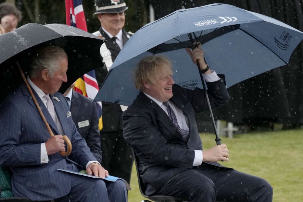 Boris Johnson 0, umbrela 1! :)) Imaginile momentul cu prim-ministrul Marii Britanii! O umbrelă i-a dat bătăi de cap _4