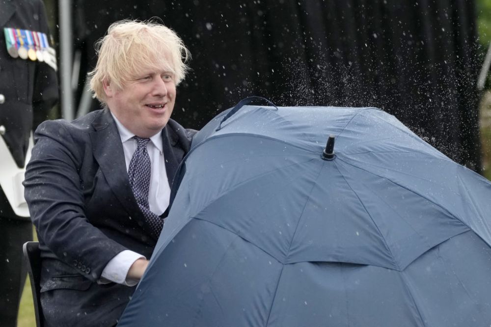 Boris Johnson 0, umbrela 1! :)) Imaginile momentul cu prim-ministrul Marii Britanii! O umbrelă i-a dat bătăi de cap _5