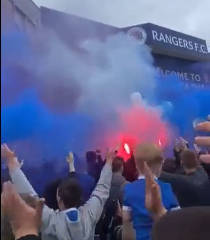 VIDEO | Suporterii lui Rangers au făcut spectacol în afara stadionului la meciul de debut în noul sezon_2