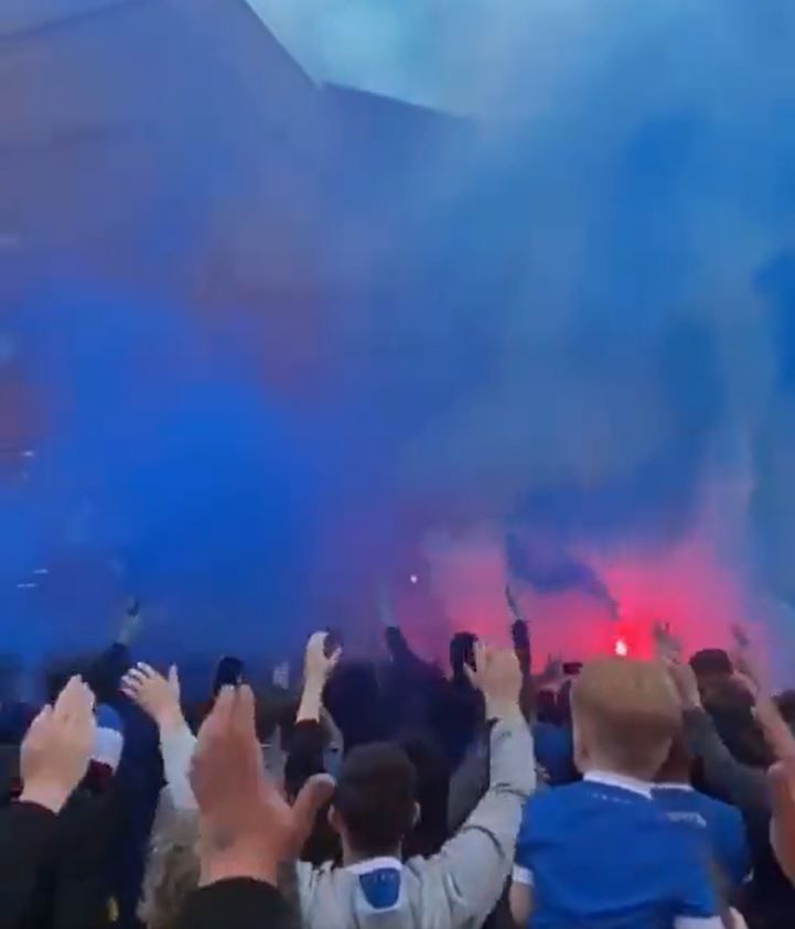 VIDEO | Suporterii lui Rangers au făcut spectacol în afara stadionului la meciul de debut în noul sezon_3