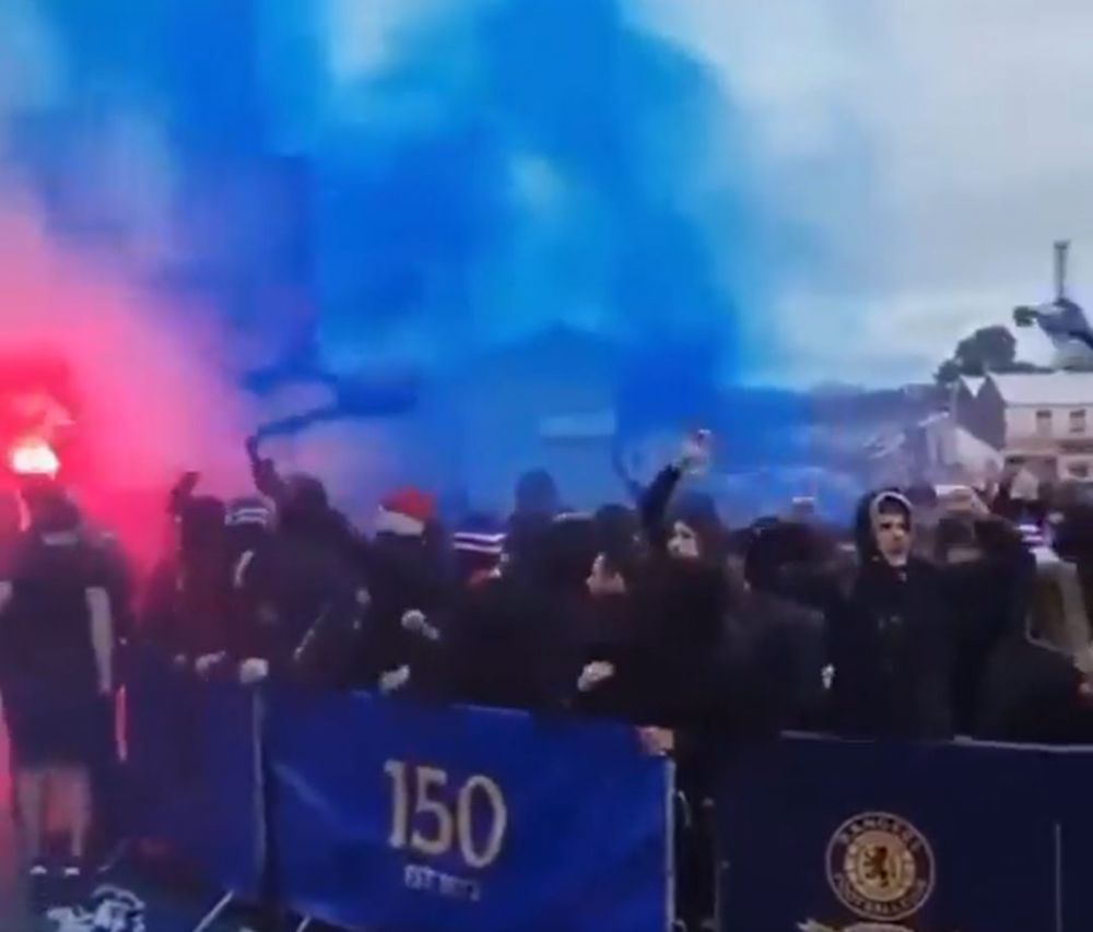 VIDEO | Suporterii lui Rangers au făcut spectacol în afara stadionului la meciul de debut în noul sezon_4