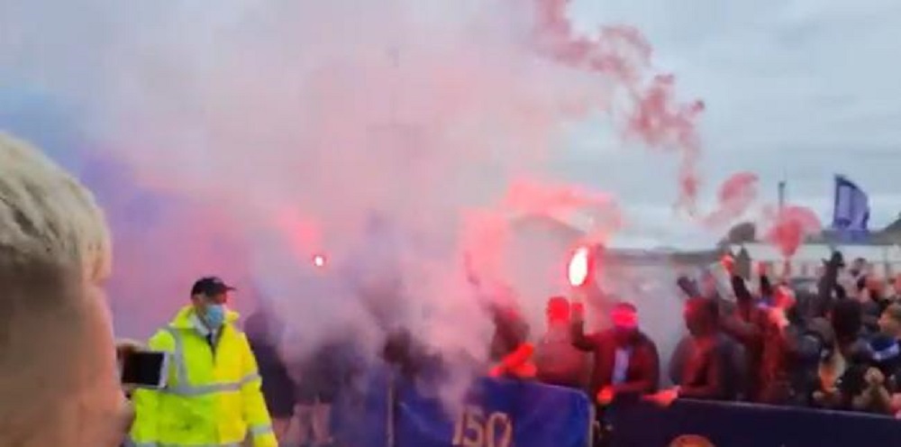 VIDEO | Suporterii lui Rangers au făcut spectacol în afara stadionului la meciul de debut în noul sezon_8