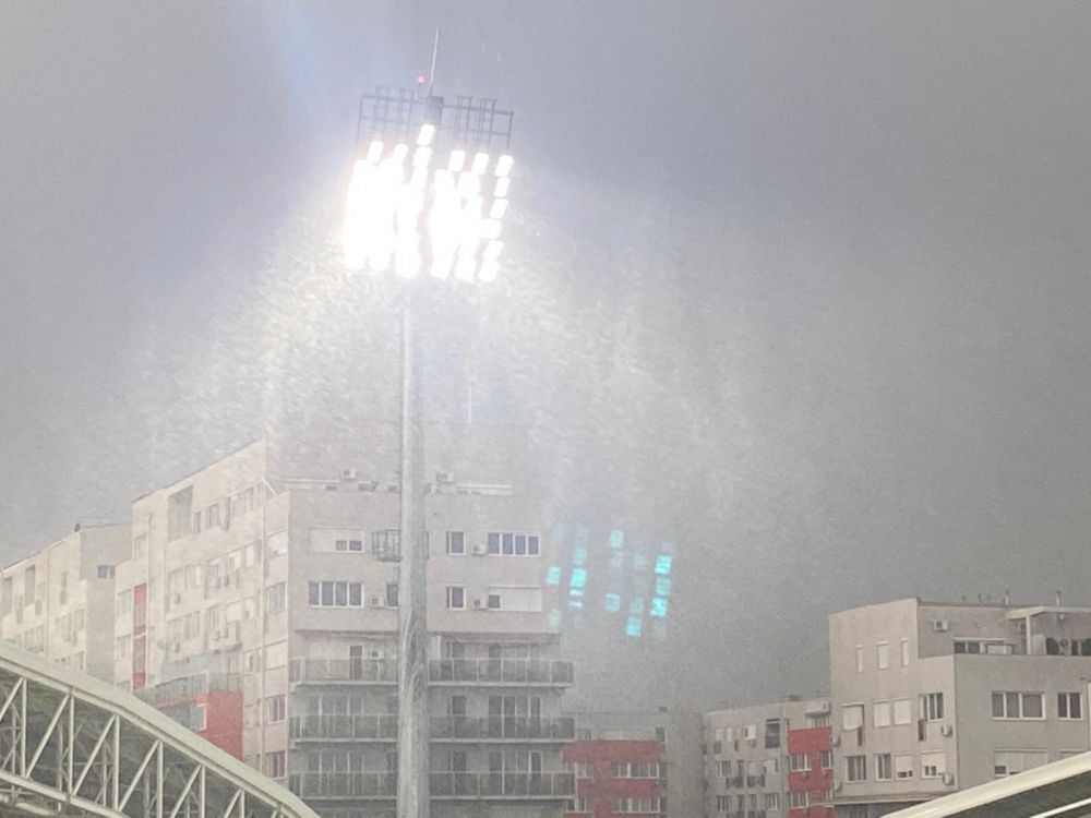 GALERIE FOTO | Furtună la Arad înaintea meciului dintre UTA și FCSB. Vântul a spart un geam la stadion_3