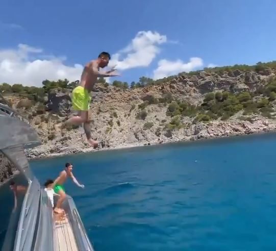 Messi face spectacol și în vacanță! A sărit în apă de la etajul unui yacht, alături de fiul său _2