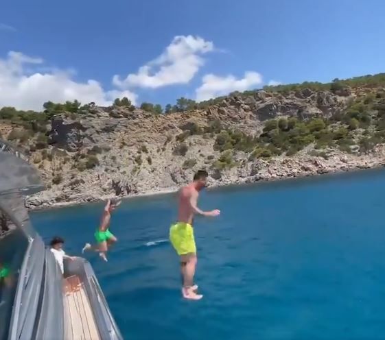 Messi face spectacol și în vacanță! A sărit în apă de la etajul unui yacht, alături de fiul său _3