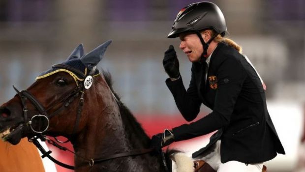 
	Imagini incredibile la Jocurile Olimpice! Principala favorită la aur a terminat pe ultimul loc din cauza calului!&nbsp;
