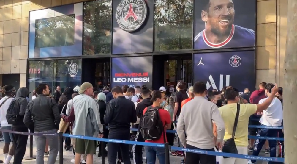 UPDATE Coadă imensă în fața magazinului oficial PSG. Sute de oameni așteaptă să cumpere tricouri cu Messi_12