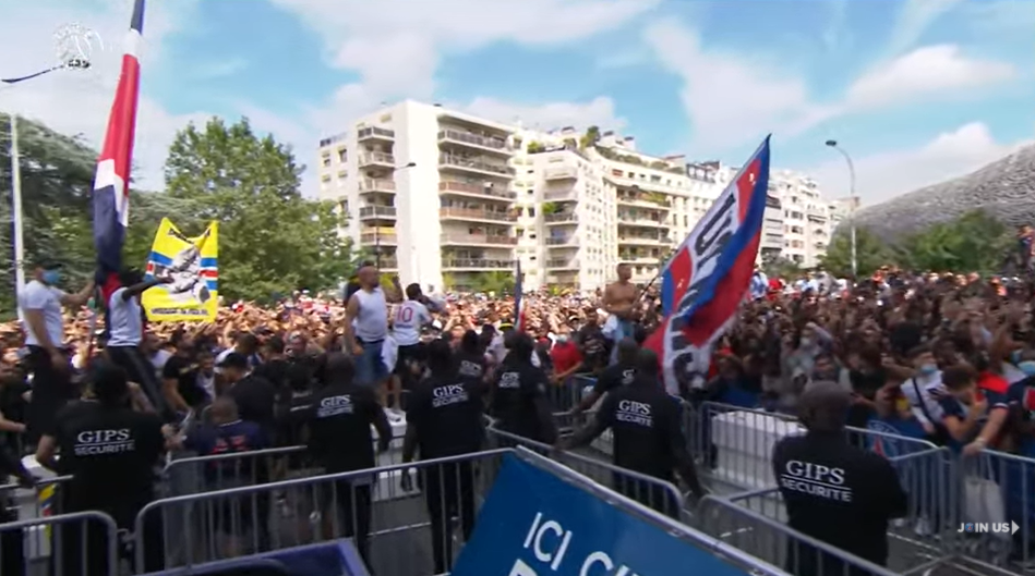 VIDEO Atmosferă incendiară la Paris! Fanii lui PSG au aprins torțe și au cântat minute în șir pentru Lionel Messi _7