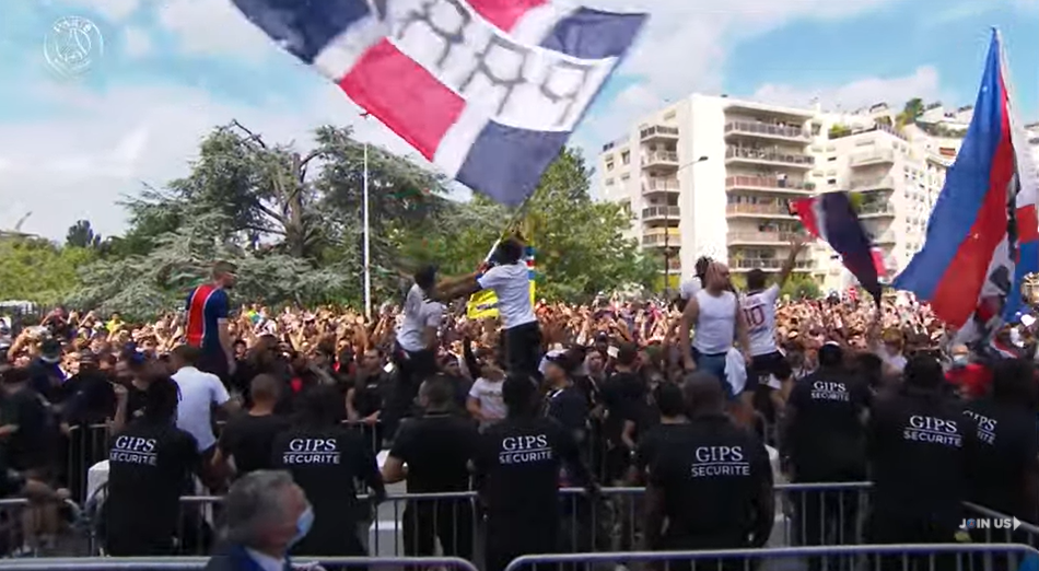 VIDEO Atmosferă incendiară la Paris! Fanii lui PSG au aprins torțe și au cântat minute în șir pentru Lionel Messi _8