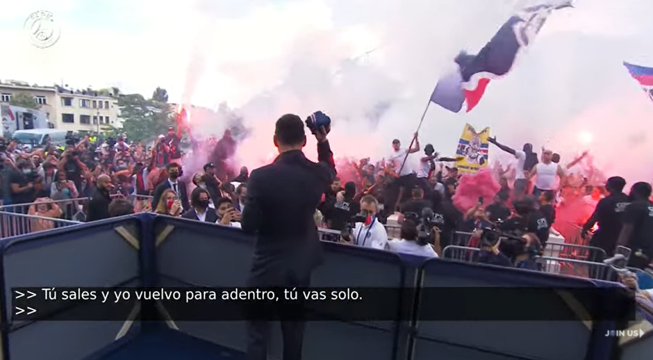 VIDEO Atmosferă incendiară la Paris! Fanii lui PSG au aprins torțe și au cântat minute în șir pentru Lionel Messi _12