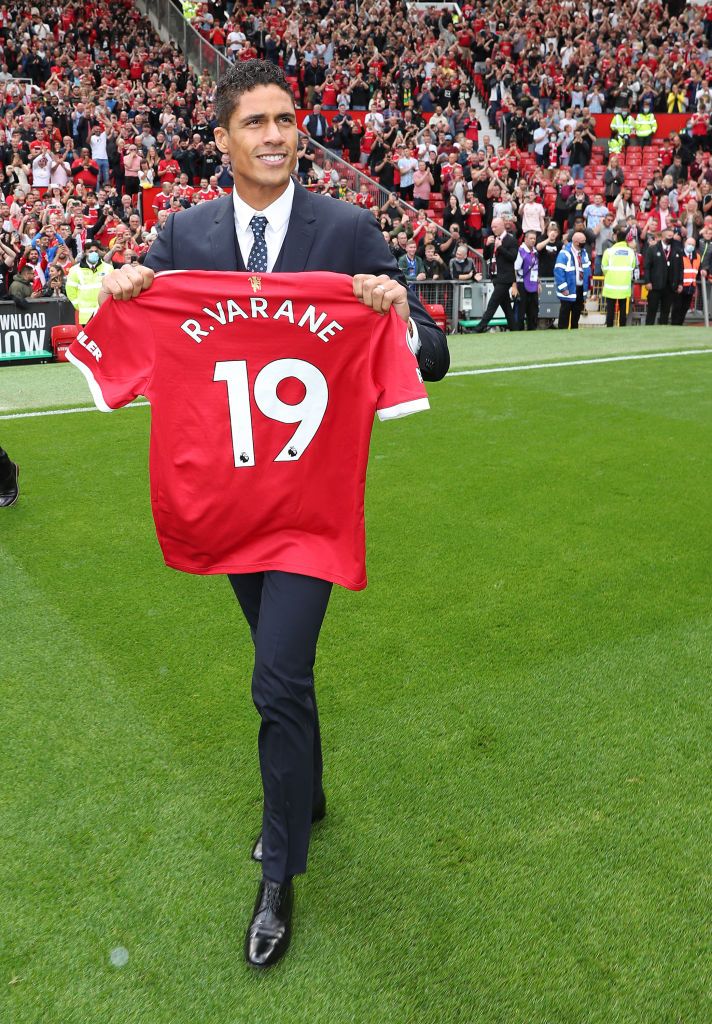 FOTO Raphael Varane, prezentat în mod oficial la Manchester United. Imagini de pe Old Trafford cu starul francez_4