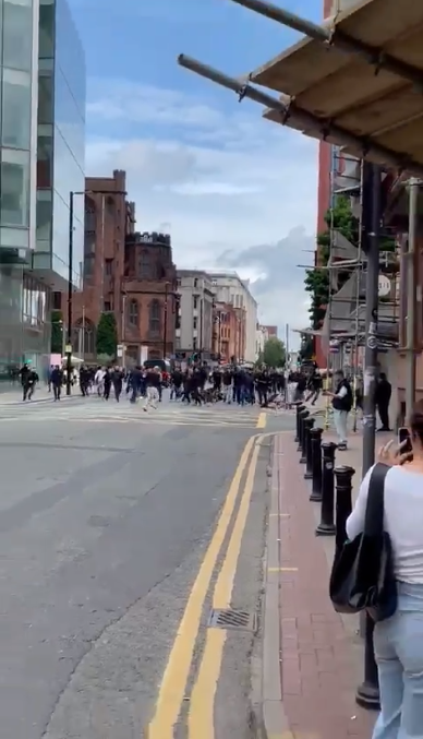 VIDEO Scene incredibile pe străzile din Manchester, înaintea meciului cu Leeds. Fanii s-au luat la bătaie _2